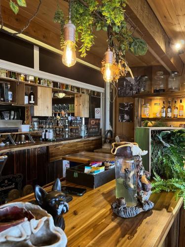 un bar avec une poitrine sur une table en bois dans l'établissement Appartement familial proche des plages, à Mimizan-Plage