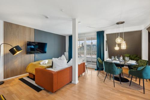a hotel room with a bed and a dining room at maremar - Design-Maisonette am Holzmarkt - Luxus Boxspringbetten - Arbeitsplatz - Loggia in Verden