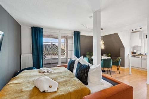 a bedroom with a large bed with pillows on it at maremar - Design-Maisonette am Holzmarkt - Luxus Boxspringbetten - Arbeitsplatz - Loggia in Verden