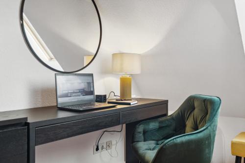 a room with a desk with a laptop and a chair at maremar - Design-Maisonette am Holzmarkt - Luxus Boxspringbetten - Arbeitsplatz - Loggia in Verden