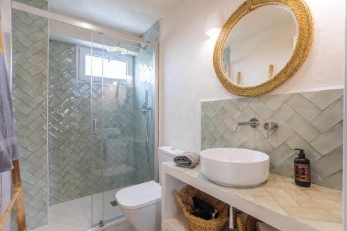 Un baño con lavabo y ducha de cristal. en Resting of Peace by the Sea, en Denia