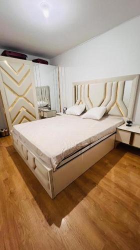 une chambre avec un grand lit blanc dans une pièce dans l'établissement Appartement -Résidence de Standing avec Terrasse, à Lyon