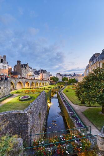 a bridge over a river in a city at appartement en plein centre, wifi in Questembert