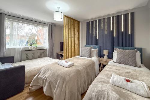 Postel nebo postele na pokoji v ubytování STUNNING MODERN Apartment Near AIRPORT & CENTRE, FREE PARKING, AMAZING LED MEDIA WALL & LUXURY MASTER BEDROOM