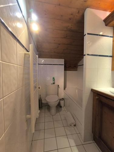 une salle de bain avec toilettes, baignoire et lavabo dans l'établissement Chalet Cannon- Mountain Getaway, aux Contamines-Montjoie