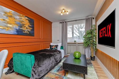 TV a/nebo společenská místnost v ubytování STUNNING MODERN Apartment Near AIRPORT & CENTRE, FREE PARKING, AMAZING LED MEDIA WALL & LUXURY MASTER BEDROOM