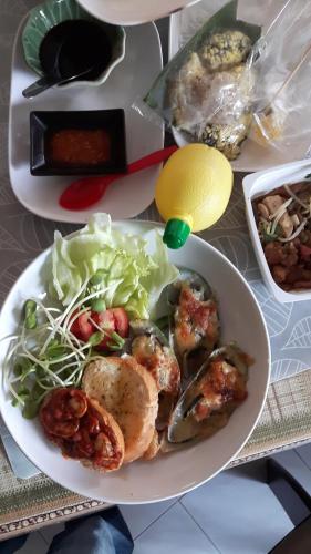 ein Teller mit Meeresfrüchten und Gemüse auf dem Tisch in der Unterkunft Hom Baan Chiang Mai in Chiang Mai