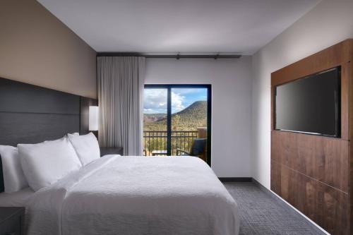 Postel nebo postele na pokoji v ubytování Residence Inn by Marriott Sedona