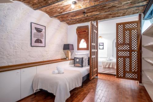 une chambre avec deux lits dans une pièce dans l'établissement Loft d Exception au Pied des Champs-Élysées, à Paris