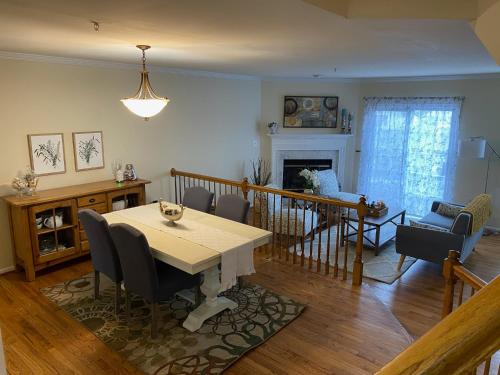 Un comedor y una sala de estar con mesa y sillas. en Cozy 3 bedrooms towhouse, en Frederick
