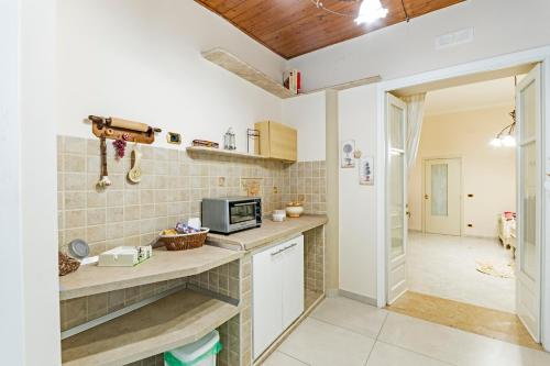 a kitchen with a counter top and a microwave at Le Pendici Casa Vacanze in Boscotrecase