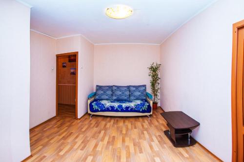 ノヴォシビルスクにあるNSK-Kvartirka, Apartment Marksa 17のリビングルーム(青いソファ、テーブル付)