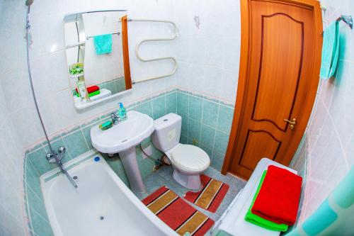ノヴォシビルスクにあるNSK-Kvartirka, Apartment Marksa 17のバスルーム(洗面台、トイレ、バスタブ付)