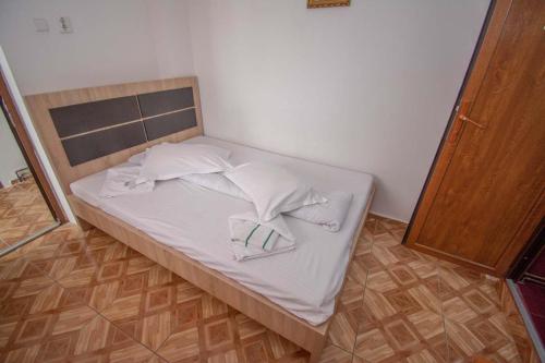 ストラジャにあるLa David Strajaの部屋にある白いシーツと枕が置かれたベッド