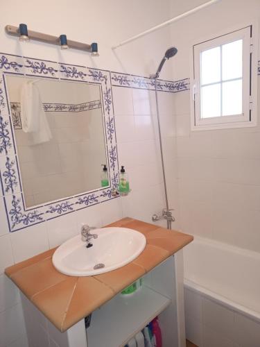 un baño con lavabo y espejo en Apartamento Islantilla Club, en Islantilla