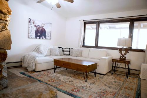 un soggiorno con un divano e un tavolino da caffè di Luxury Northern Light Oasis a Fairbanks