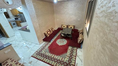 widok na stół w pokoju z dywanem w obiekcie Cozy place, calm and chill w mieście Tamraght Ouzdar