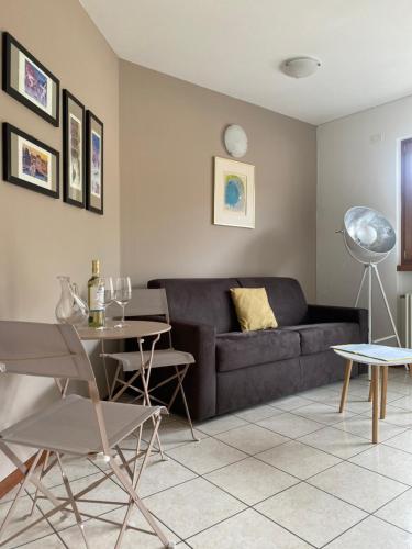 a living room with a couch and a table at Appartamento Monte Irone in Ponte delle Arche