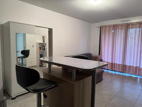 une chambre avec une table et des chaises ainsi qu'un salon dans l'établissement Studio à Louer Aiguerelles, à Montpellier
