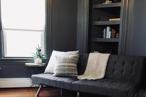a couch in a living room with a book shelf at Pinetree Guesthouse in Fleischmanns