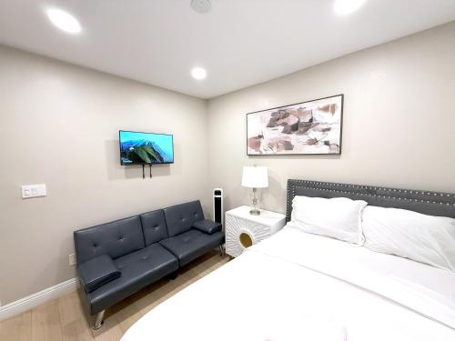 ein Schlafzimmer mit einem Bett und einer Couch in der Unterkunft Xlnc Exotic Home Spring Valley in Spring Valley