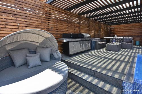 a room with a bed and a table with a tv at אגמוניה in Menaẖemya