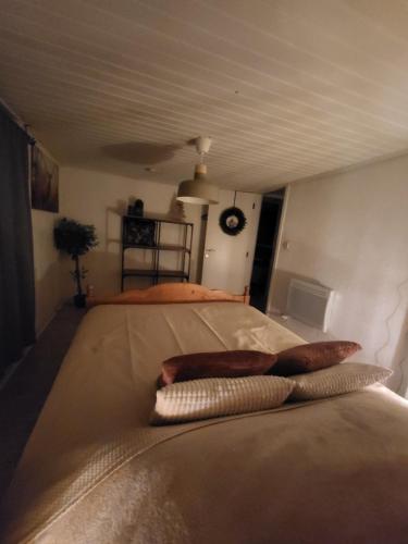 Postel nebo postele na pokoji v ubytování Le Grand Cerf gîte citadin