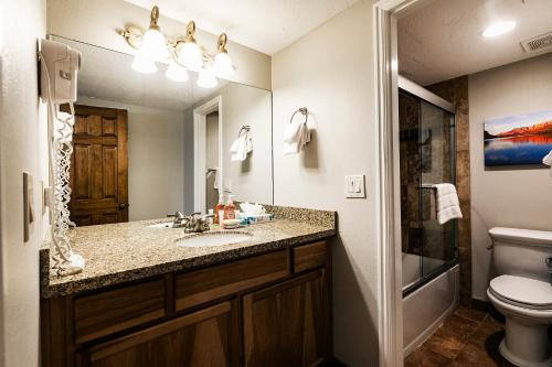 Koupelna v ubytování Walk to Main Street, Walk to Lift, Community Pool and Hot Tub! Great Location, Private Balcony!