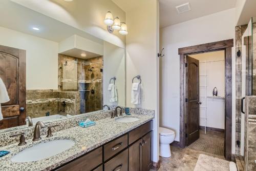 a bathroom with two sinks and a toilet at Private Hot Tub, Close to Resorts - Private Hot Tub - Close to PC, Mountain Mansion Family Getaway in Park City