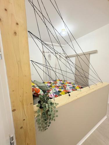 une étagère en bois avec quelques œuvres d'art. dans l'établissement Appartement dans le cœur de Pau, à Pau