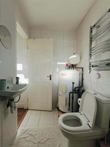Bilik mandi di Cosy 2-Bed Studio with Amenities