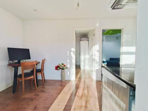 Dapur atau dapur kecil di Cosy 2-Bed Studio with Amenities