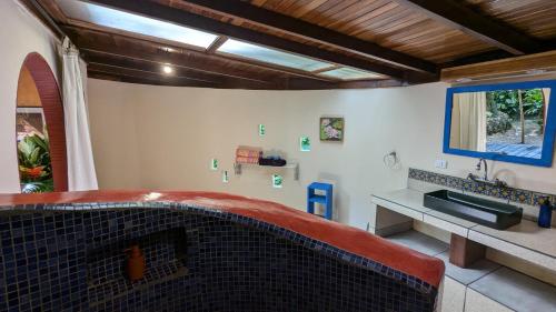 a room with a sink and a net at Tree House Beachfront Lodge in Puerto Viejo
