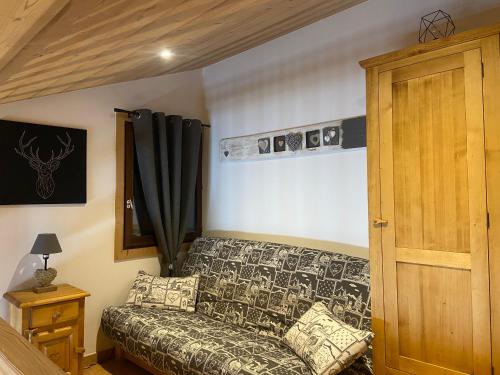 un salon avec un canapé et une fenêtre dans l'établissement Everest Appt 6 pers ski aux pieds, à La Clusaz