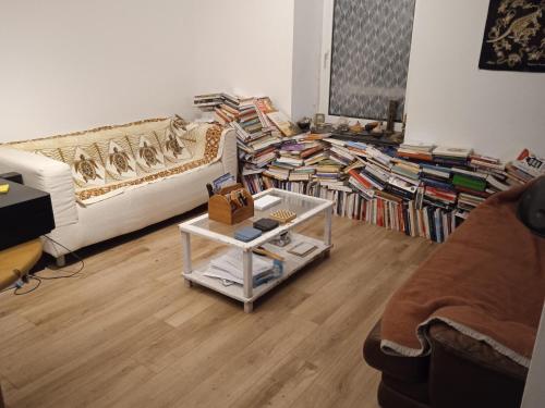 un salon avec un canapé et une table dans l'établissement Castille Fajeau, à Morlaix