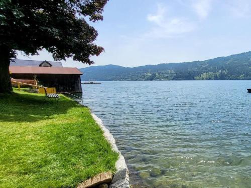 a building on the shore of a large lake at Pension Sedlak in Millstatt