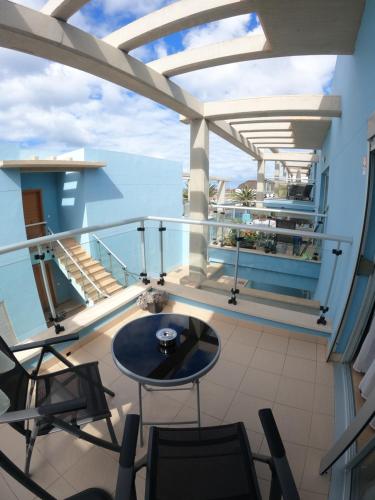 - Balcón en un crucero con mesa y sillas en Marina Home, en Morro del Jable