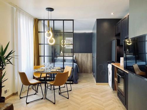 Dapur atau dapur kecil di Luxe studio 10min metro from the Center of Paris