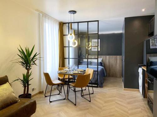 Ruang duduk di Luxe studio 10min metro from the Center of Paris