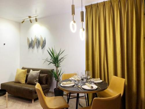 Ruang duduk di Luxe studio 10min metro from the Center of Paris