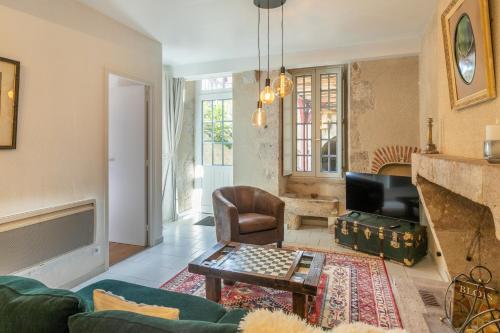 un salon avec un canapé et une table dans l'établissement L'Antre des rois - place de parking, à Blois