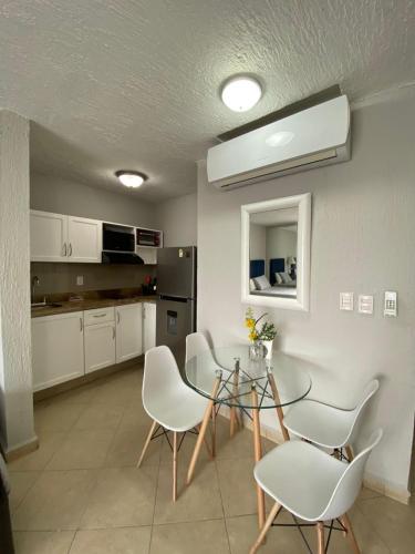 a kitchen with a table and chairs in a room at Hermoso Depto con vista al mar en zona hotelera. in Cancún