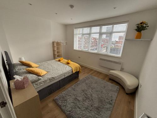 a bedroom with two beds and a window at Beatiful 3 bedroom apartment near Tower Bridge in London