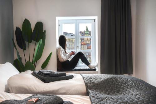 Un pat sau paturi într-o cameră la Urban Jungle Design - Historic City Center with Free Parking & Panoramic View by HERO HOMES