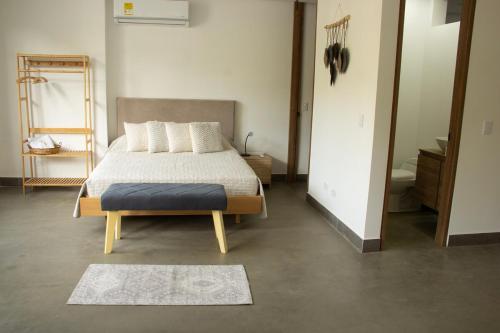 Ένα ή περισσότερα κρεβάτια σε δωμάτιο στο Norte Cali- Bosque Living - 104