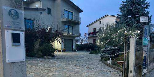 an empty street in front of a building at La dimora di Ipno in Vallata