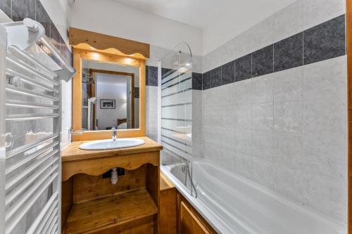 une salle de bain avec un lavabo et un miroir dans l'établissement Résidence Les Hauts De Preclaux - Bel appartement avec vue dégagée aux Orres 1800 MAE-6921, aux Orres