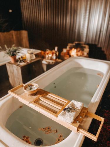 a bathroom with a bathtub with a tray at Okno w Gorce-magiczny apartament na uboczu nad jeziorem Czorsztyńskim, Velo Czorsztyn, Szczawnica, Zakopane in Maniowy