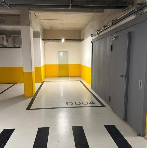 a room with a doodota sign on the floor at La perle du carrousel in Rabat