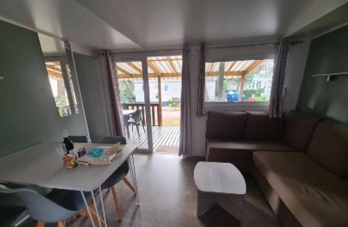 un salon avec un canapé et une table dans l'établissement Cosy et chaleureux, 2 ch, 2 sdb pour votre confort, super équipé, à Lattes